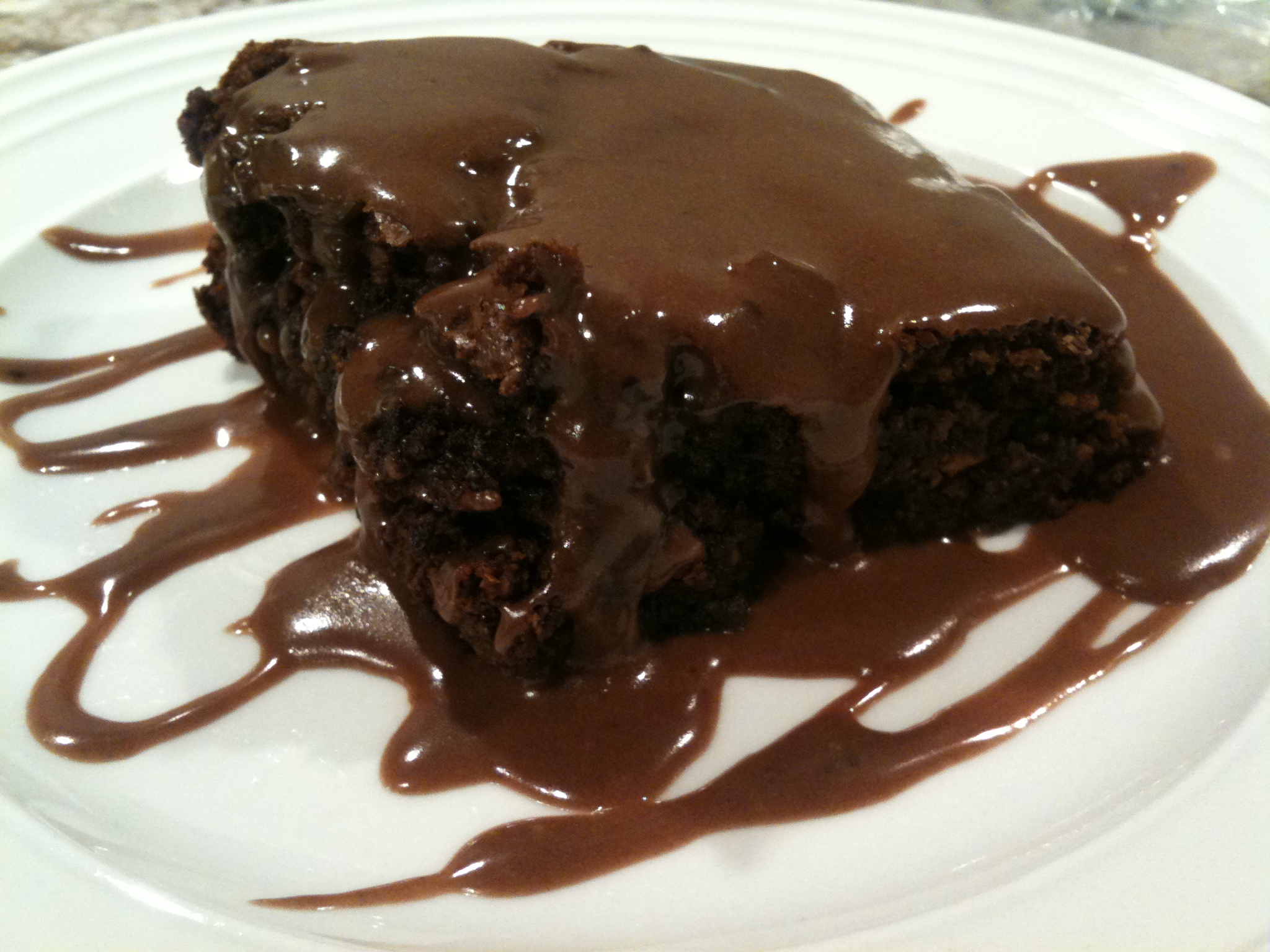 Жидкий брауни рецепт. Еда покрытая шоколадом. Тортик с жидким шоколадом внутри название. Жидкий шоколад для торта. Шоколад с жидкой начинкой.